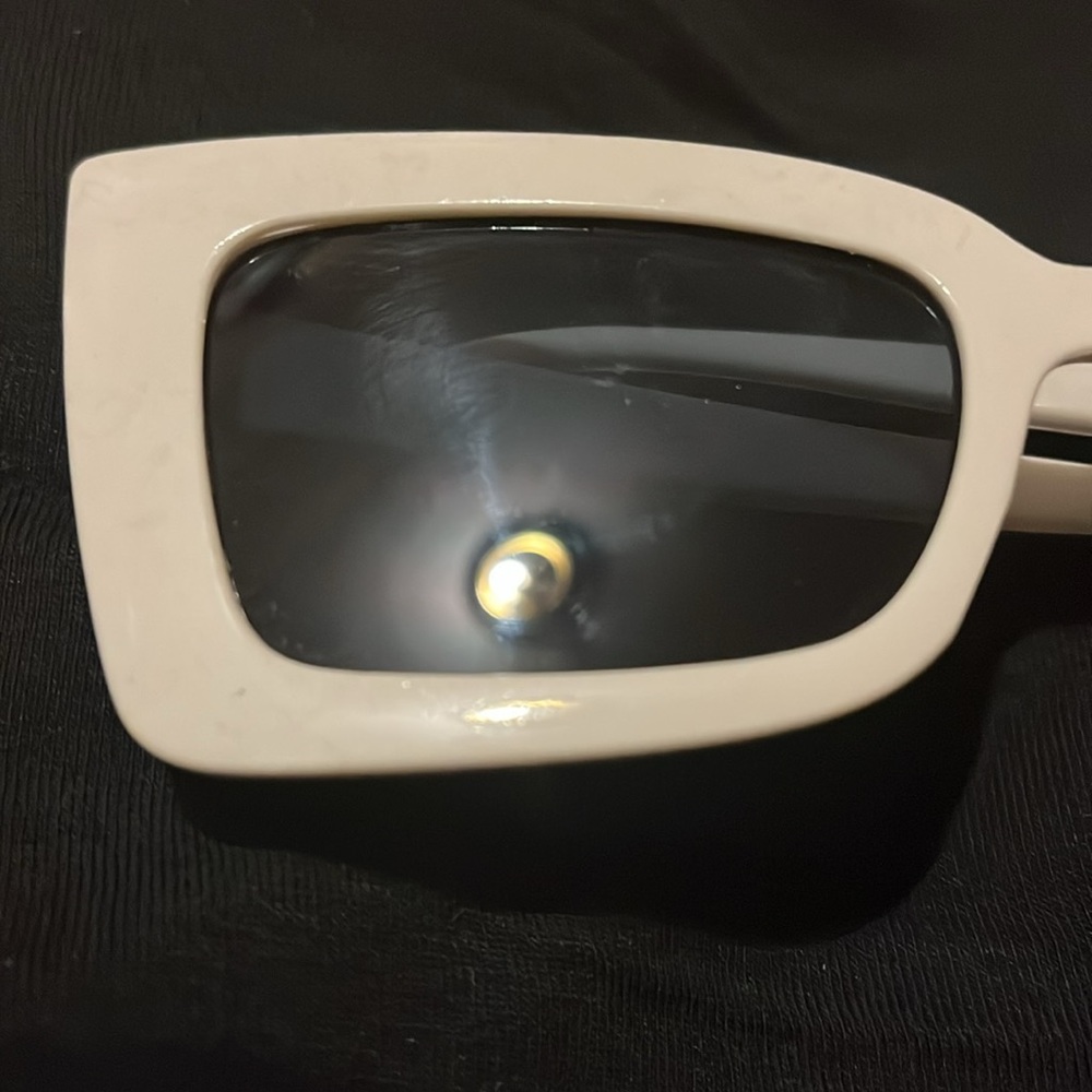 Chic White Rectangular Sunglasses - image 6